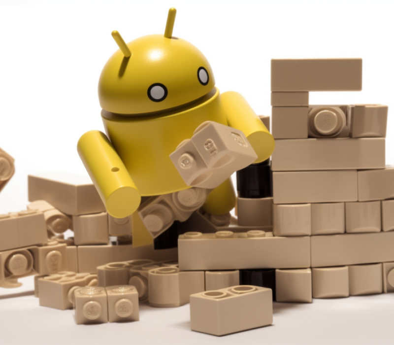 Alex_I_IT_guy_fixing_android_which_builds_building_from_blocks_aaca0b1b-77d4-449b-8baa-26ba2b368749